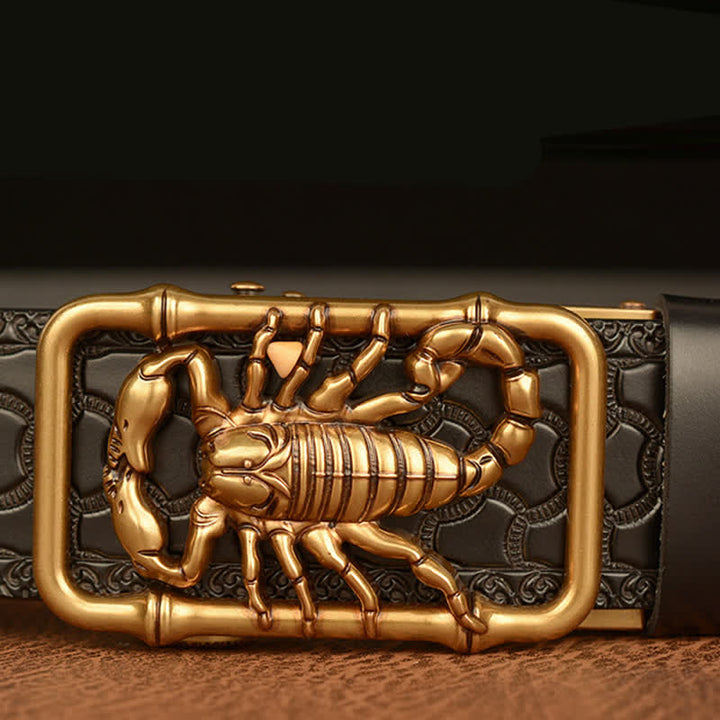 Cinturón de cuero grabado con escorpión en relieve para hombre
