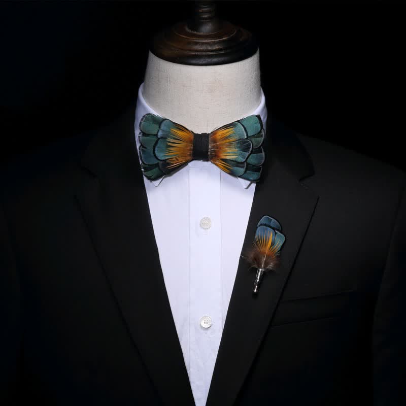 Pajarita con plumas de girasol verde y naranja y broche de solapa