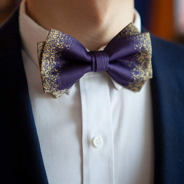 Pajarita violeta resplandeciente con cielo nocturno para hombre