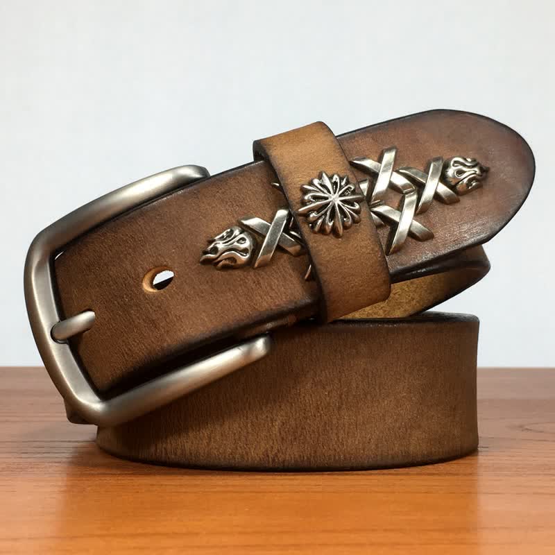 Cinturón de cuero con remaches tallados decorativos retro para hombre
