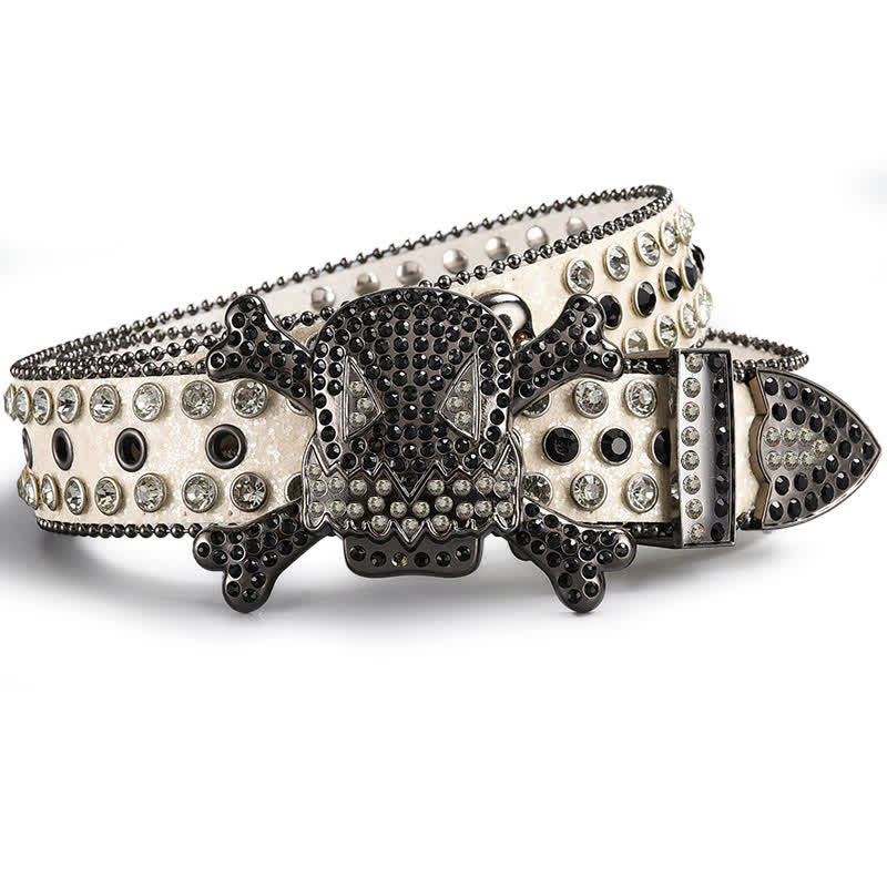 Cinturón de cuero con tachuelas de diamantes de imitación y cabeza de calavera.