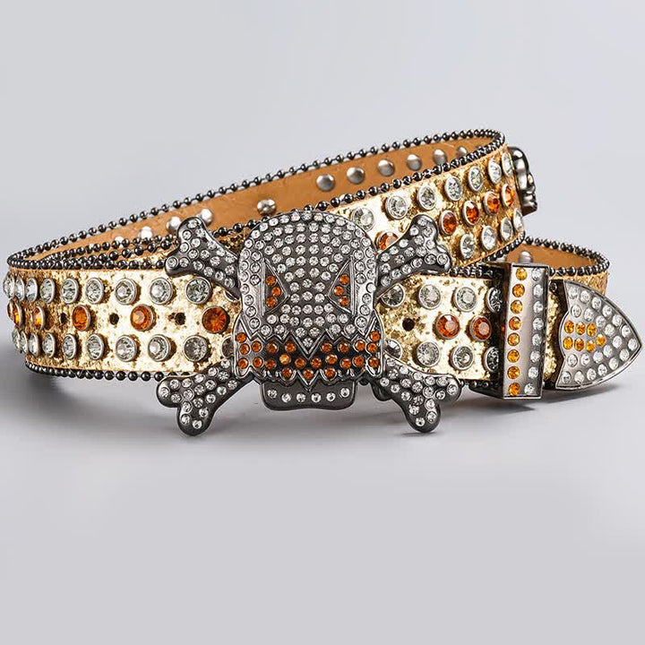 Cinturón de cuero con tachuelas de diamantes de imitación y cabeza de calavera.