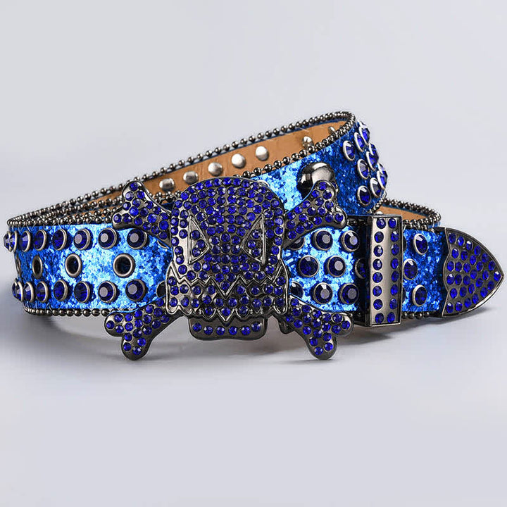 Cinturón de cuero con tachuelas de diamantes de imitación y cabeza de calavera.