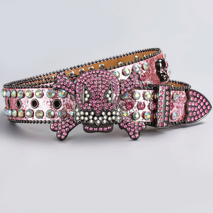 Cinturón de cuero con tachuelas de diamantes de imitación y cabeza de calavera.