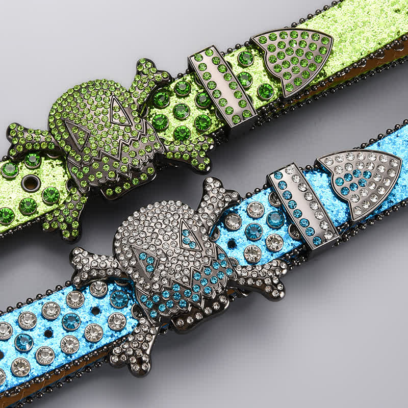 Cinturón de cuero con tachuelas de diamantes de imitación y cabeza de calavera.