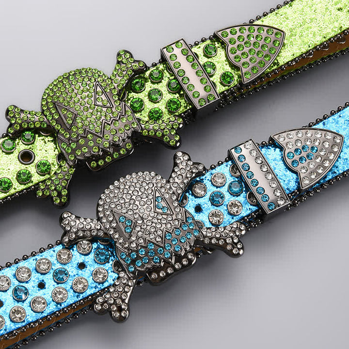 Cinturón de cuero con tachuelas de diamantes de imitación y cabeza de calavera.
