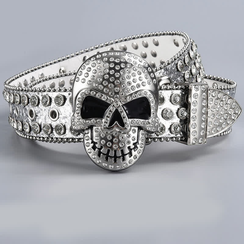 Cinturón de cuero con cuentas de diamantes de imitación y diseño de fantasmas punk.