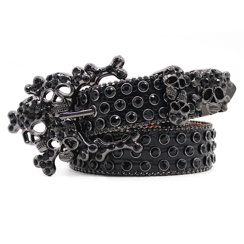 Cinturón de cuero con tachuelas y diamantes de imitación con hebilla en forma de calavera negra