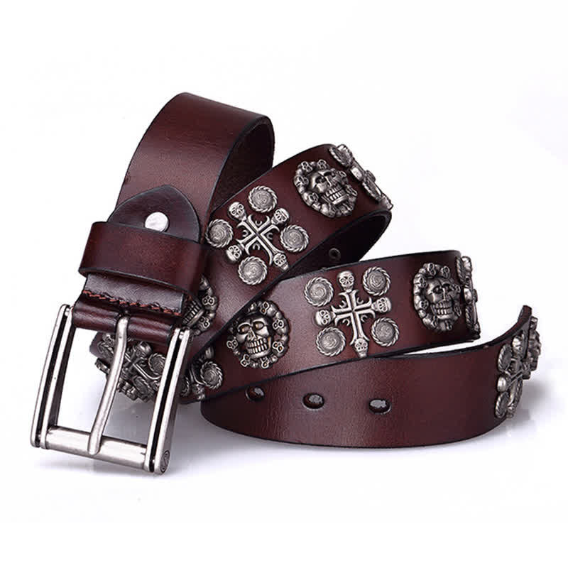 Cinturón de cuero con diseño de cruz y calavera con remaches de metal pesado.