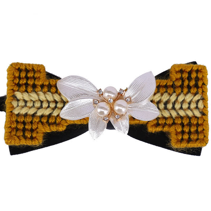 Pajarita de hombre con flores de pedrería y perlas en tejido de lana