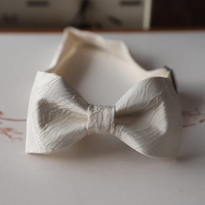 Pajarita elegante de color blanco marfil y liso para hombre