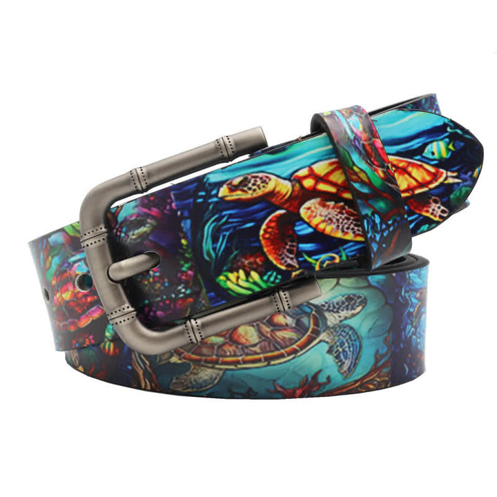 Cinturón de cuero con estampado de animales marinos y tortugas de colores.