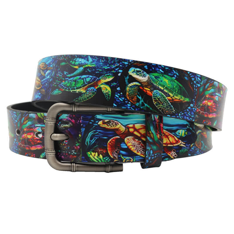 Cinturón de cuero con estampado de animales marinos y tortugas de colores.