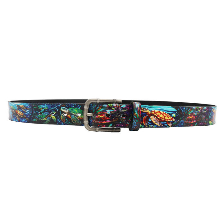 Cinturón de cuero con estampado de animales marinos y tortugas de colores.