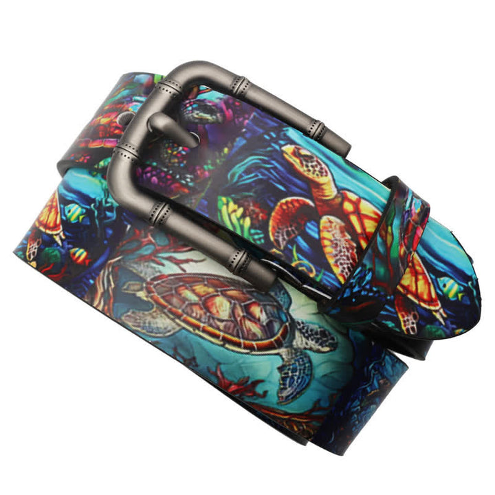 Cinturón de cuero con estampado de animales marinos y tortugas de colores.