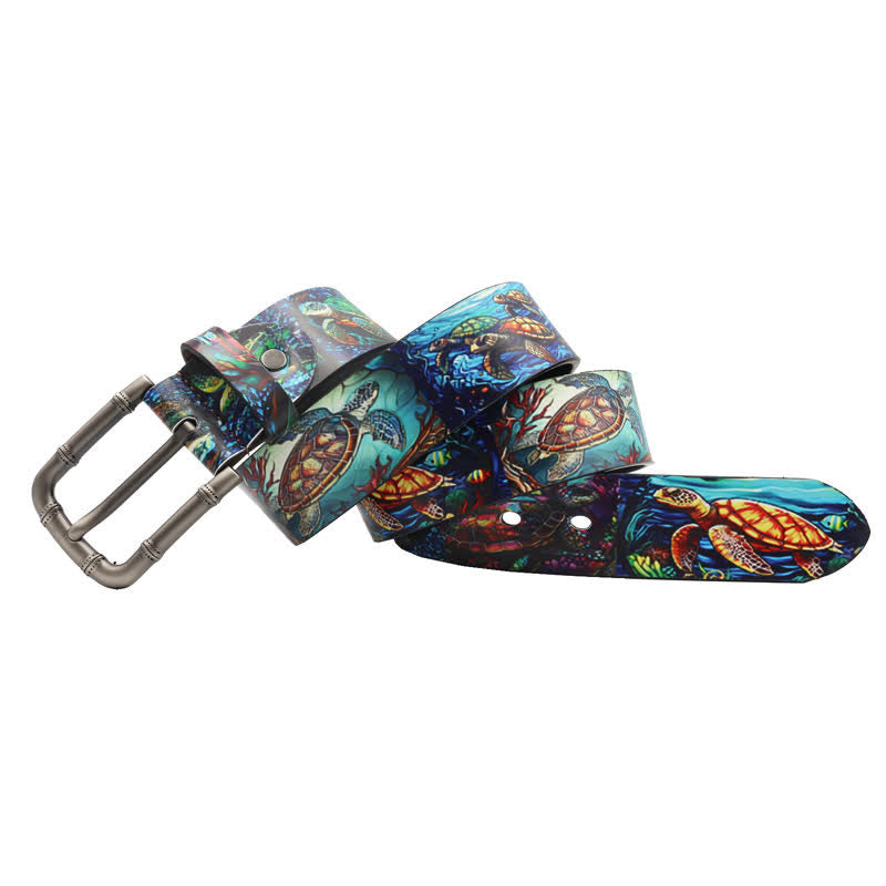 Cinturón de cuero con estampado de animales marinos y tortugas de colores.
