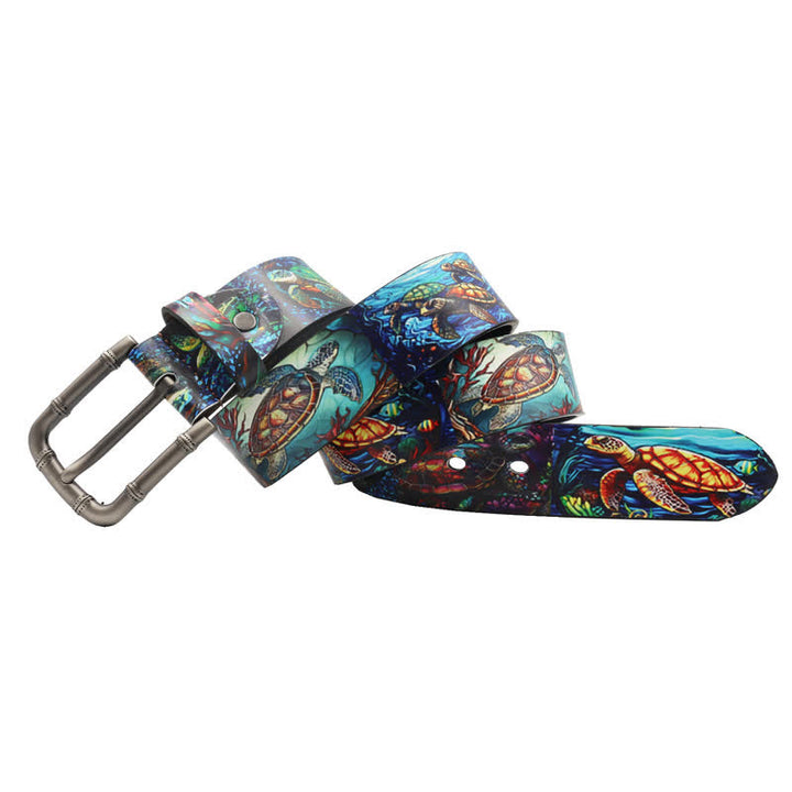 Cinturón de cuero con estampado de animales marinos y tortugas de colores.