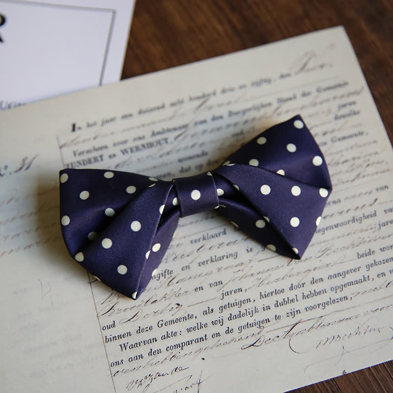 Pajarita elegante de lunares blancos para hombre