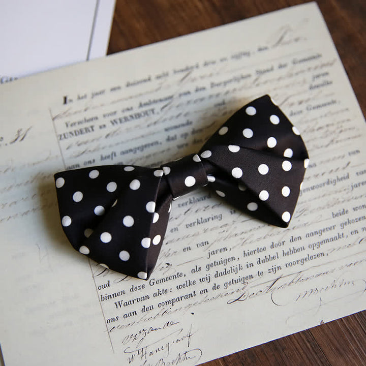 Pajarita elegante de lunares blancos para hombre