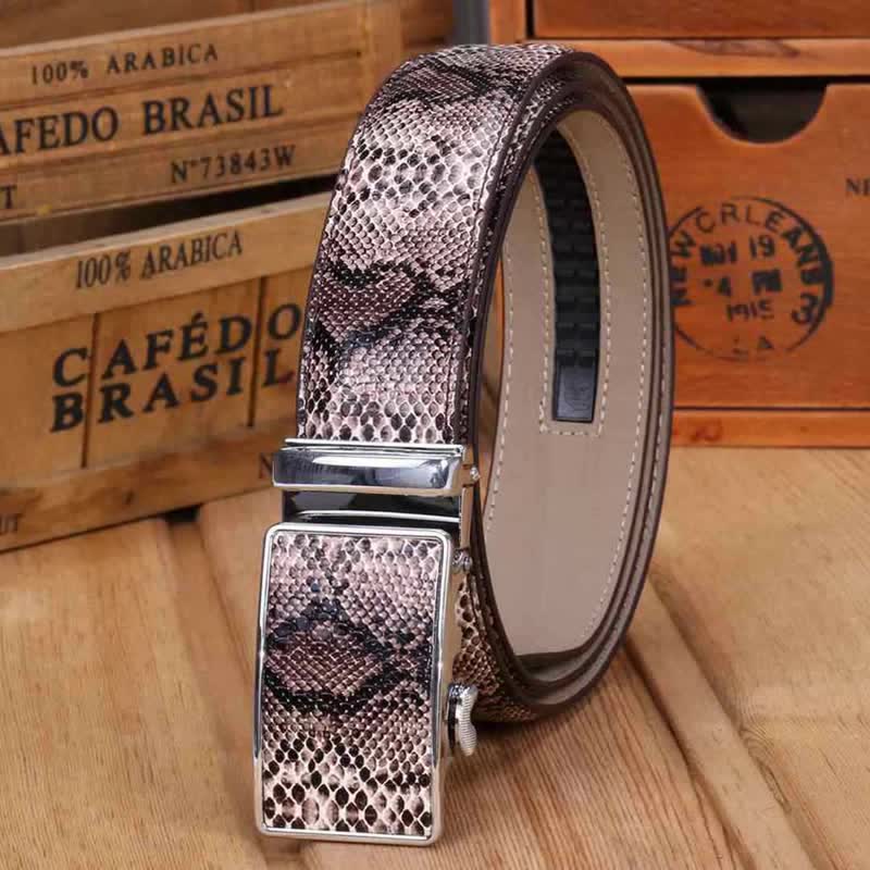 Cinturón de cuero con hebilla automática y diseño de piel de serpiente para hombre