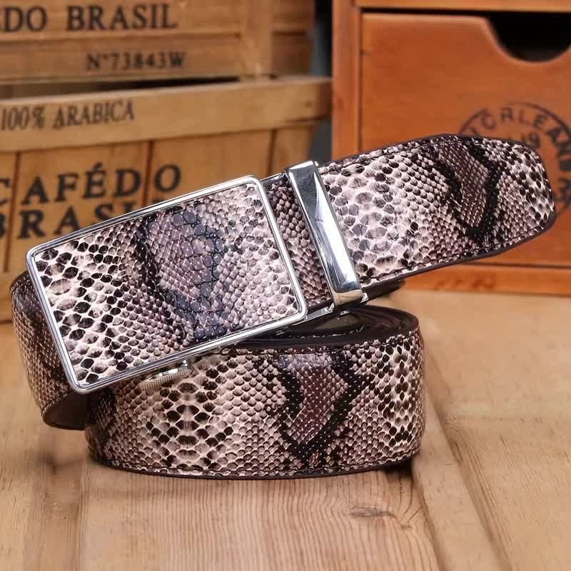 Cinturón de cuero con hebilla automática y diseño de piel de serpiente para hombre