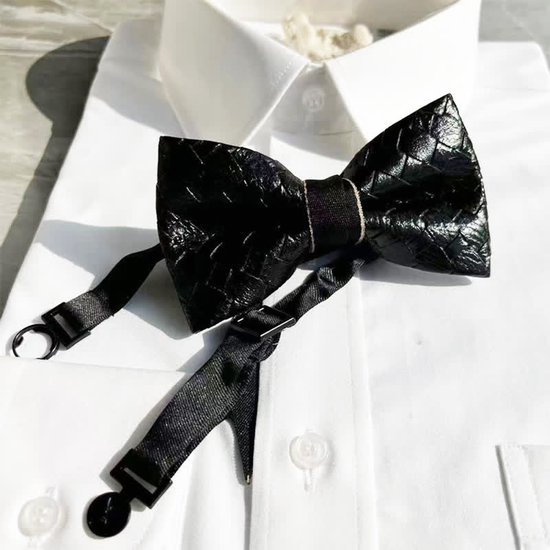 Pajarita de cuero negra con diseño de patrón de tejido para hombre