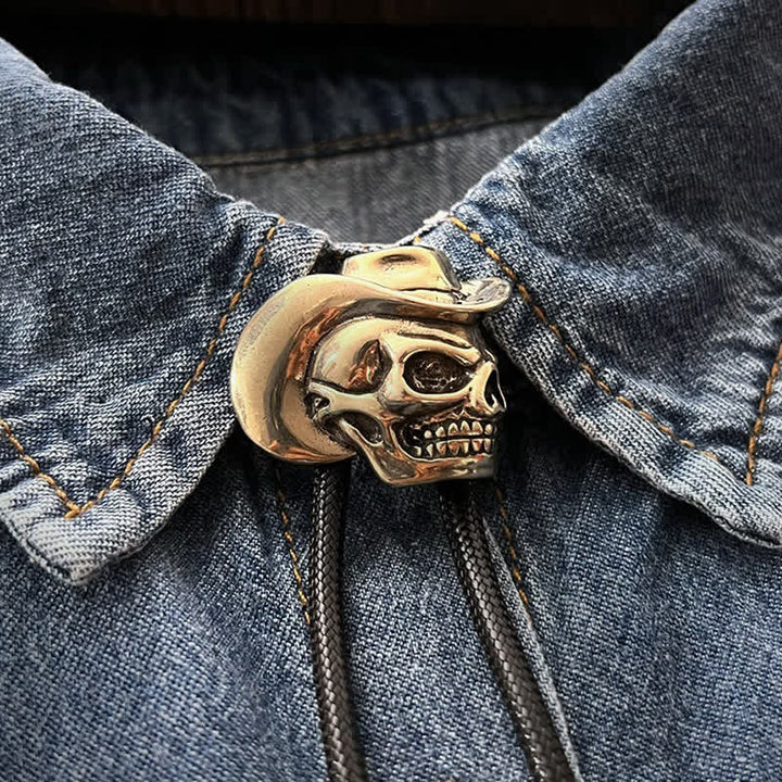Corbata de bolo con calavera de bronce y sombrero de vaquero