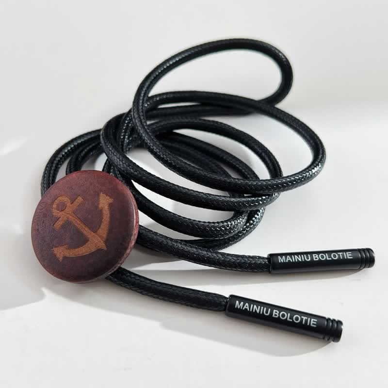 Colgante de madera con ancla de barco y corbata de bolo de vaquero