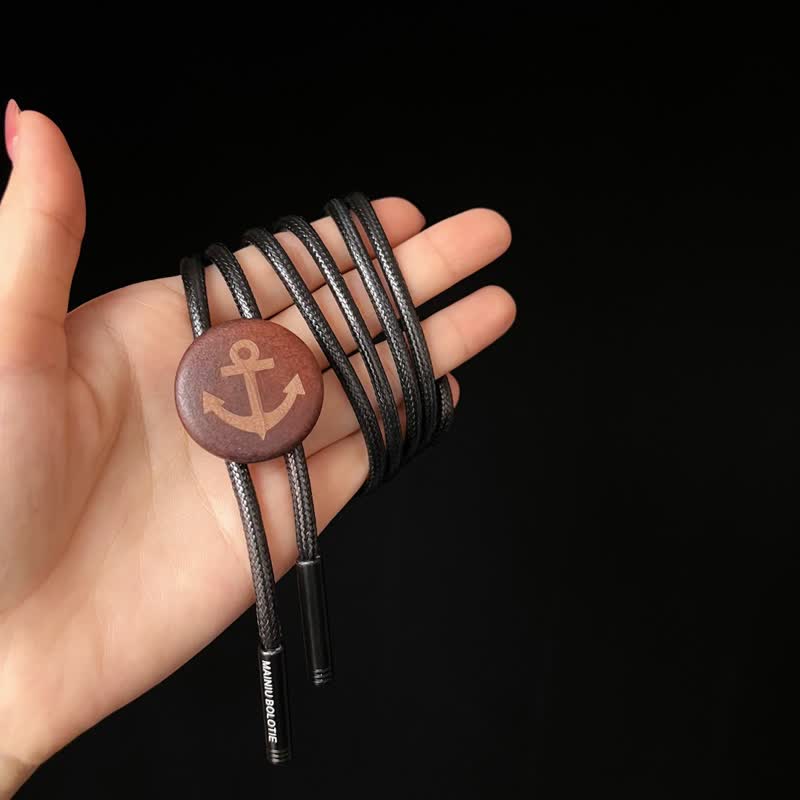 Colgante de madera con ancla de barco y corbata de bolo de vaquero