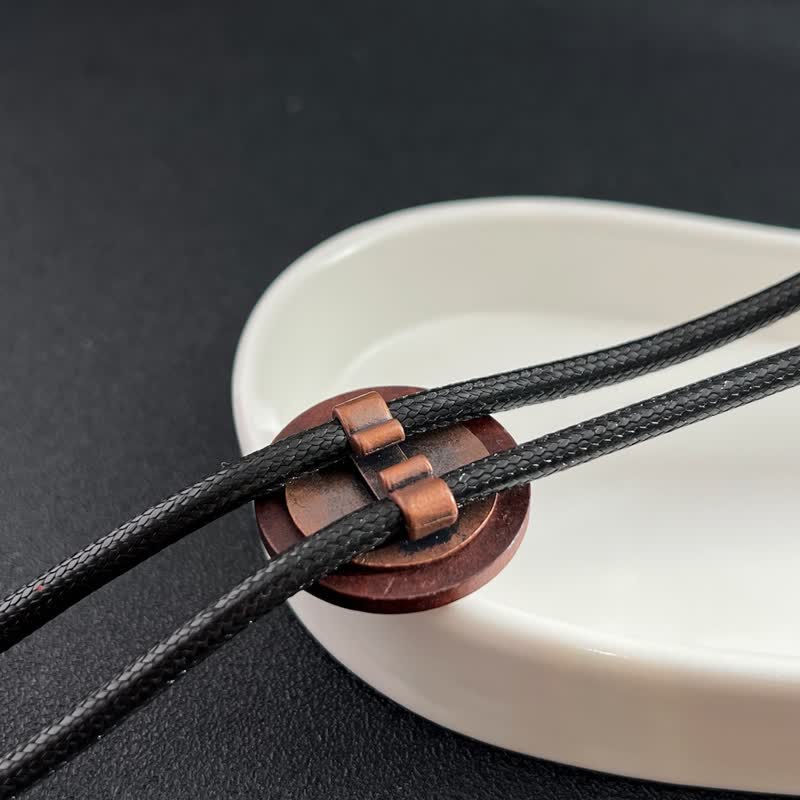 Colgante de madera con ancla de barco y corbata de bolo de vaquero