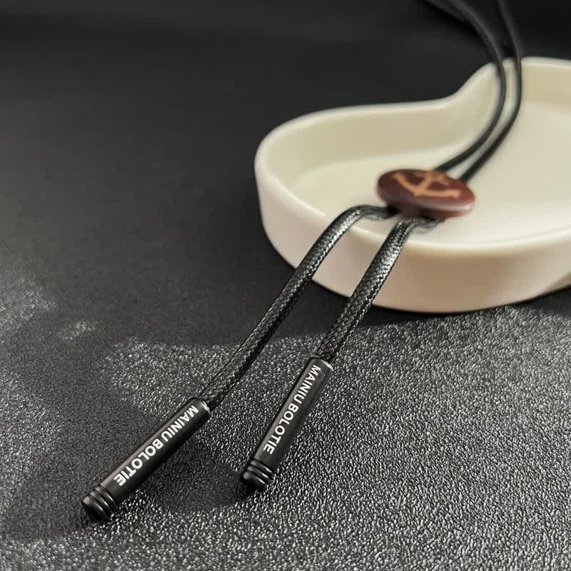 Colgante de madera con ancla de barco y corbata de bolo de vaquero