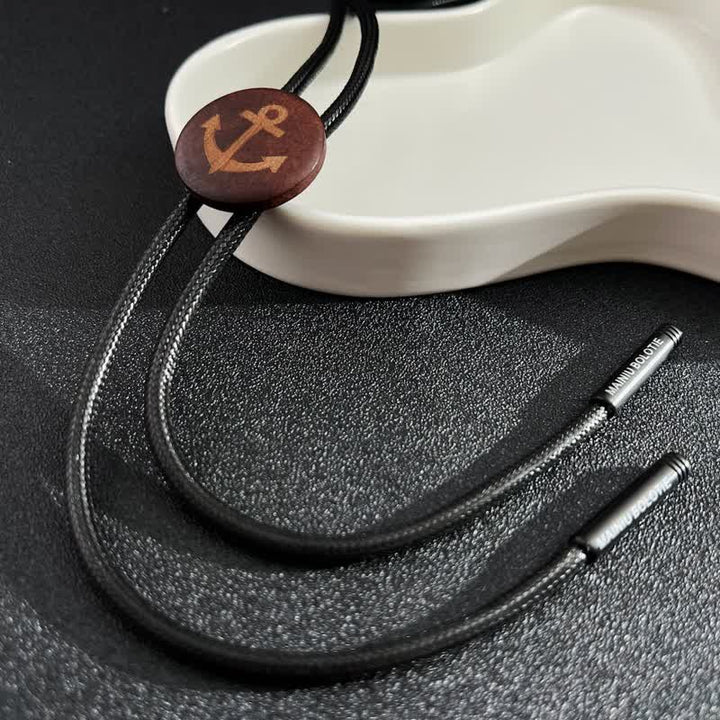 Colgante de madera con ancla de barco y corbata de bolo de vaquero