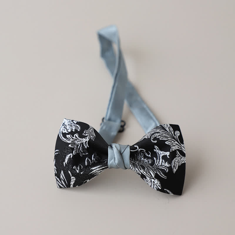 Pajarita con bordado floral en blanco y negro para hombre