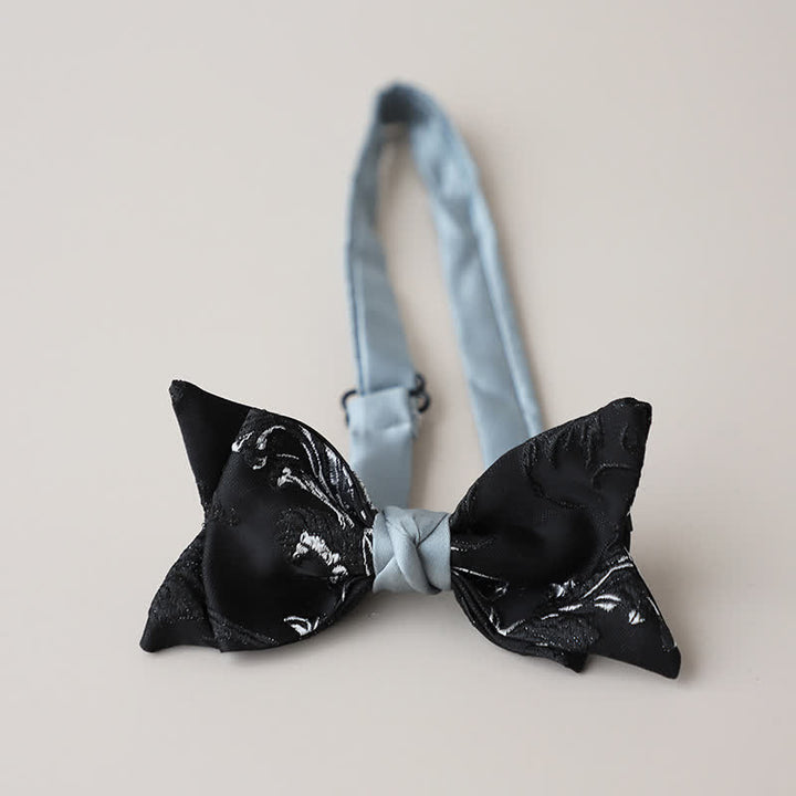 Pajarita con bordado floral en blanco y negro para hombre
