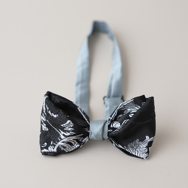 Pajarita con bordado floral en blanco y negro para hombre