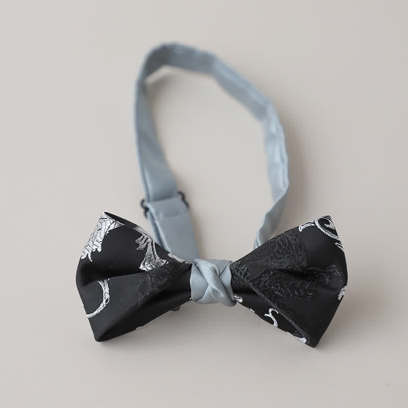 Pajarita con bordado floral en blanco y negro para hombre