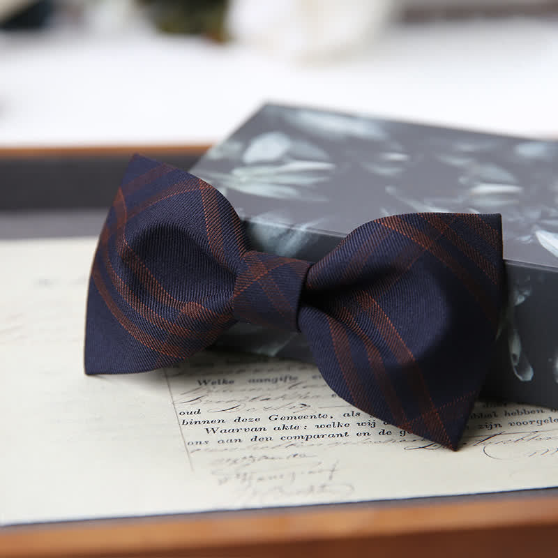 Pajarita clásica a cuadros estilo británico para hombre