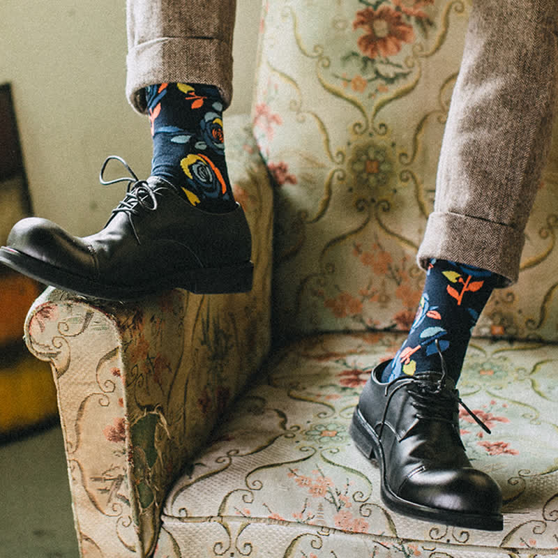 Calcetines de hombre con rosas azules salvajes en azul marino