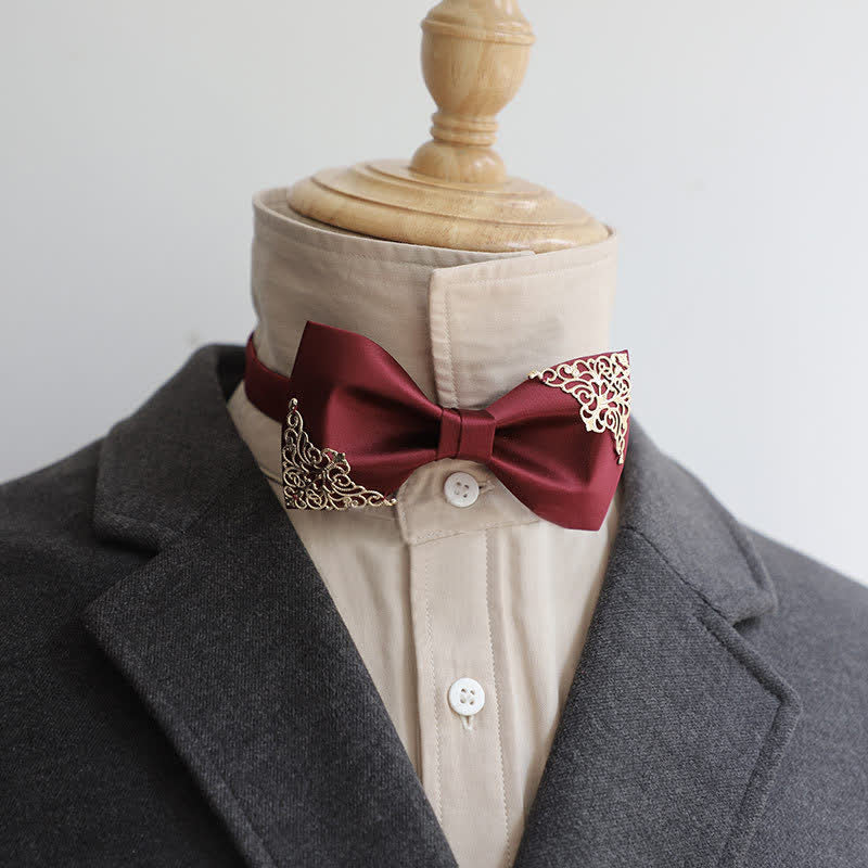 Pajarita con decoración de metal dorado hueco para hombre