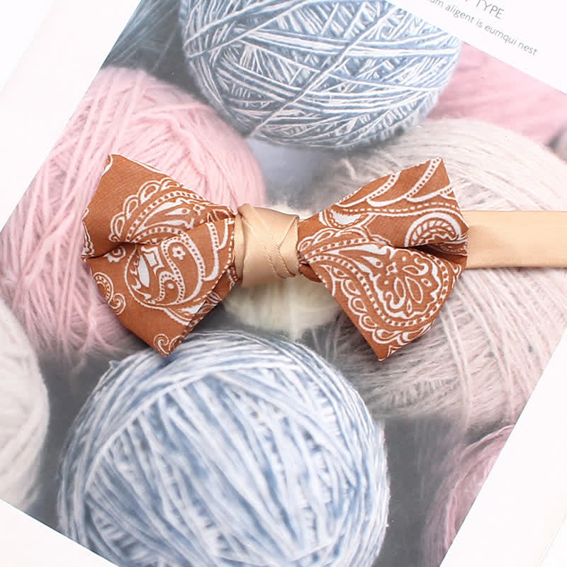 Pajarita con estampado floral de cachemira de color naranja para hombre