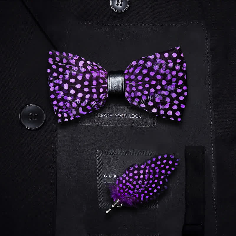 Pajarita de plumas con lunares blancos violeta oscuro para niños con broche de solapa