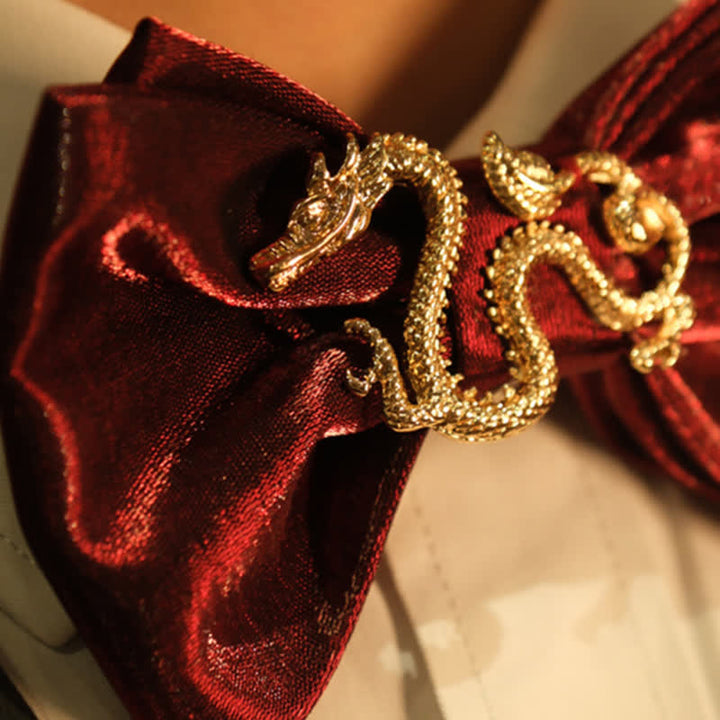 Pajarita retro con decoración de dragón burdeos brillante para hombre