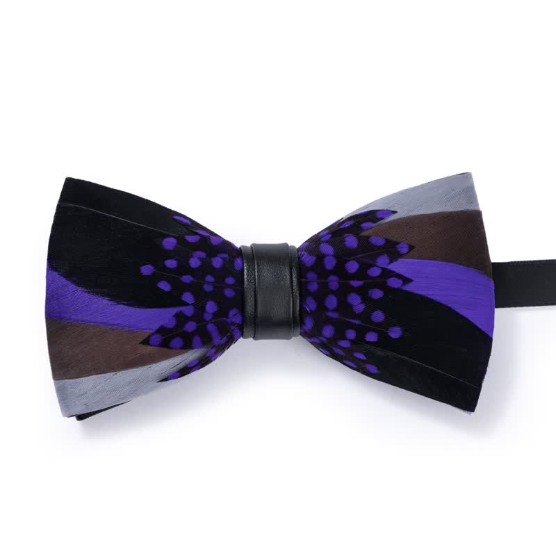 Elegante pajarita de plumas moradas con broche de solapa
