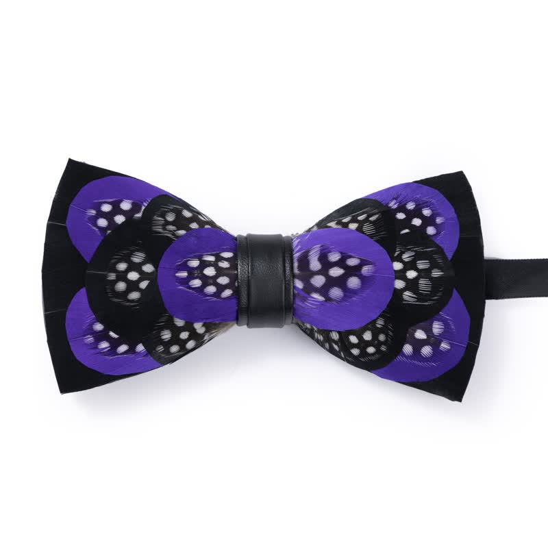 Elegante pajarita de plumas moradas con broche de solapa