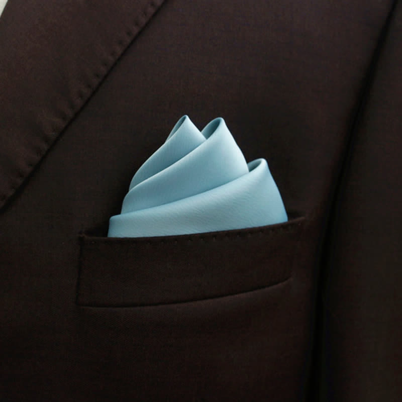 Pajarita puntiaguda de color liso con forma de capullo para hombre