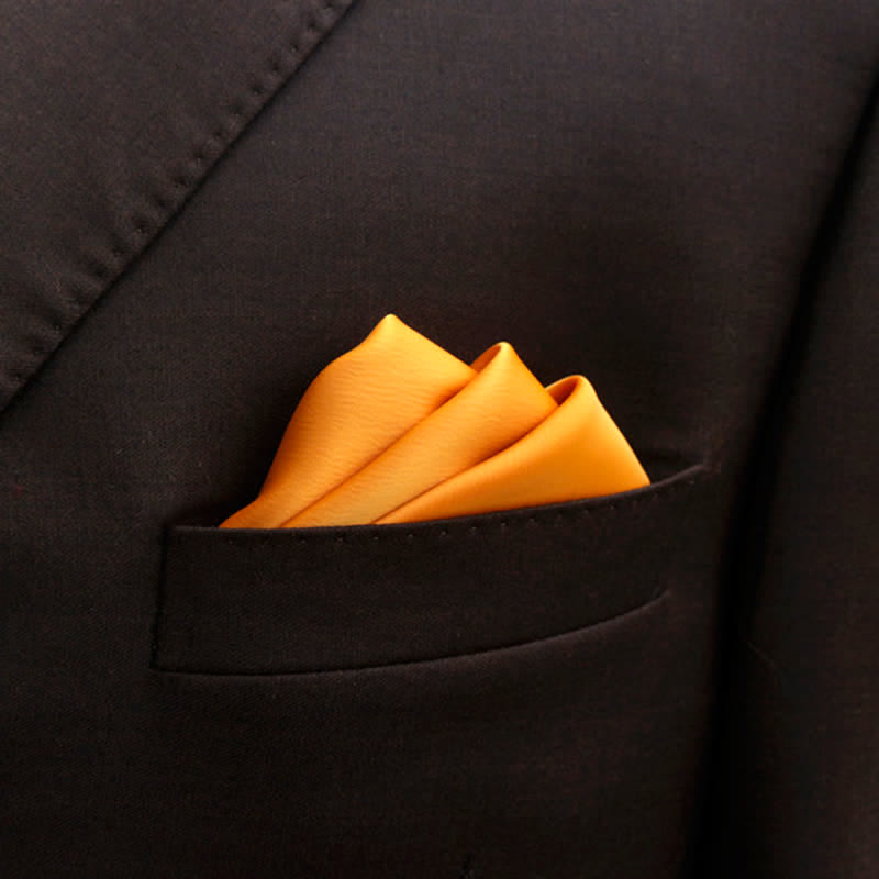 Pajarita puntiaguda de color liso con forma de capullo para hombre