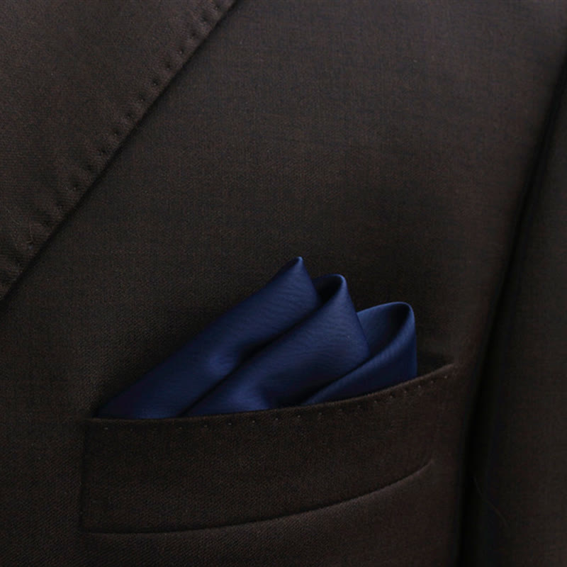 Pajarita puntiaguda de color liso con forma de capullo para hombre