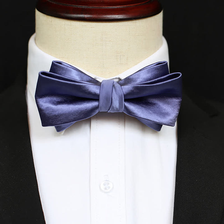 Pajarita elegante de color azul y morado liso para hombre