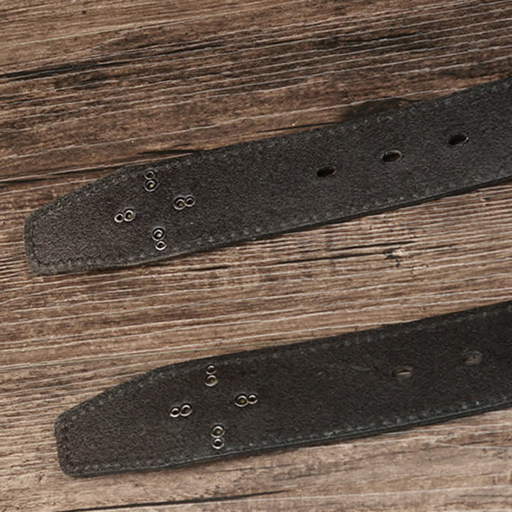 Cinturón de cuero con remaches piramidales clásicos de tres filas para hombre