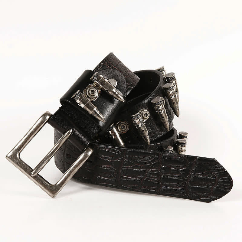 Cinturón de piel con diseño de cocodrilo y remaches de bala decorativos para hombre.